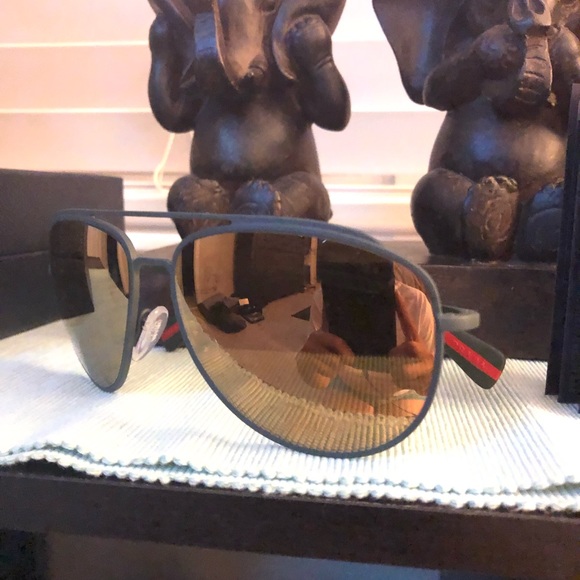 Prada sunglasses comes as it was purchased - Picture 5 of 8